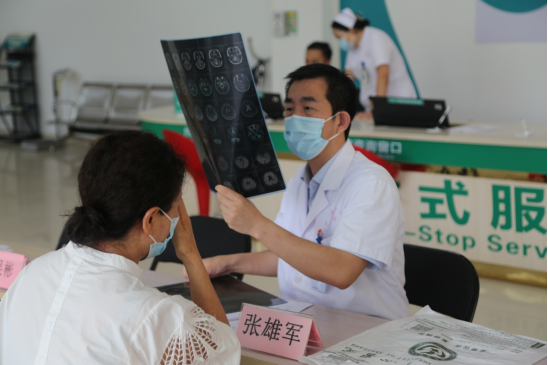 海南省人民醫(yī)院定安分院開展 “關(guān)愛骨骼，幸福生活”義診