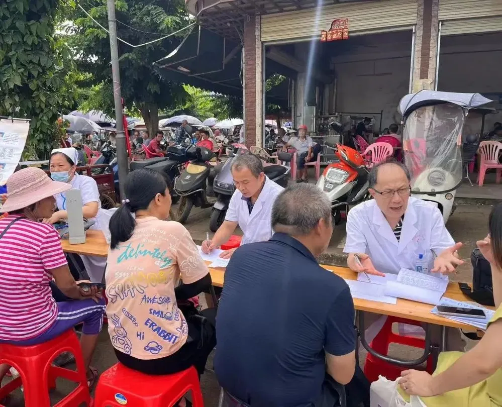 【義診回顧】海南省人民醫(yī)院定安分院骨科團隊赴龍門鎮(zhèn)開展義診及骨健康知識科普活動