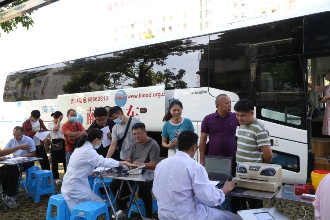 【熱血獻(xiàn)愛心，生命共接力】——“潭美”無情，人有情，海南省人民醫(yī)院定安分院組織職工開展無償獻(xiàn)血公益活動(dòng)！